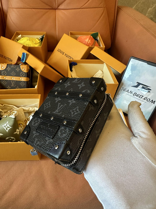 Bolsa Louis Vuitton monograma em couro preto com detalhes de rebites