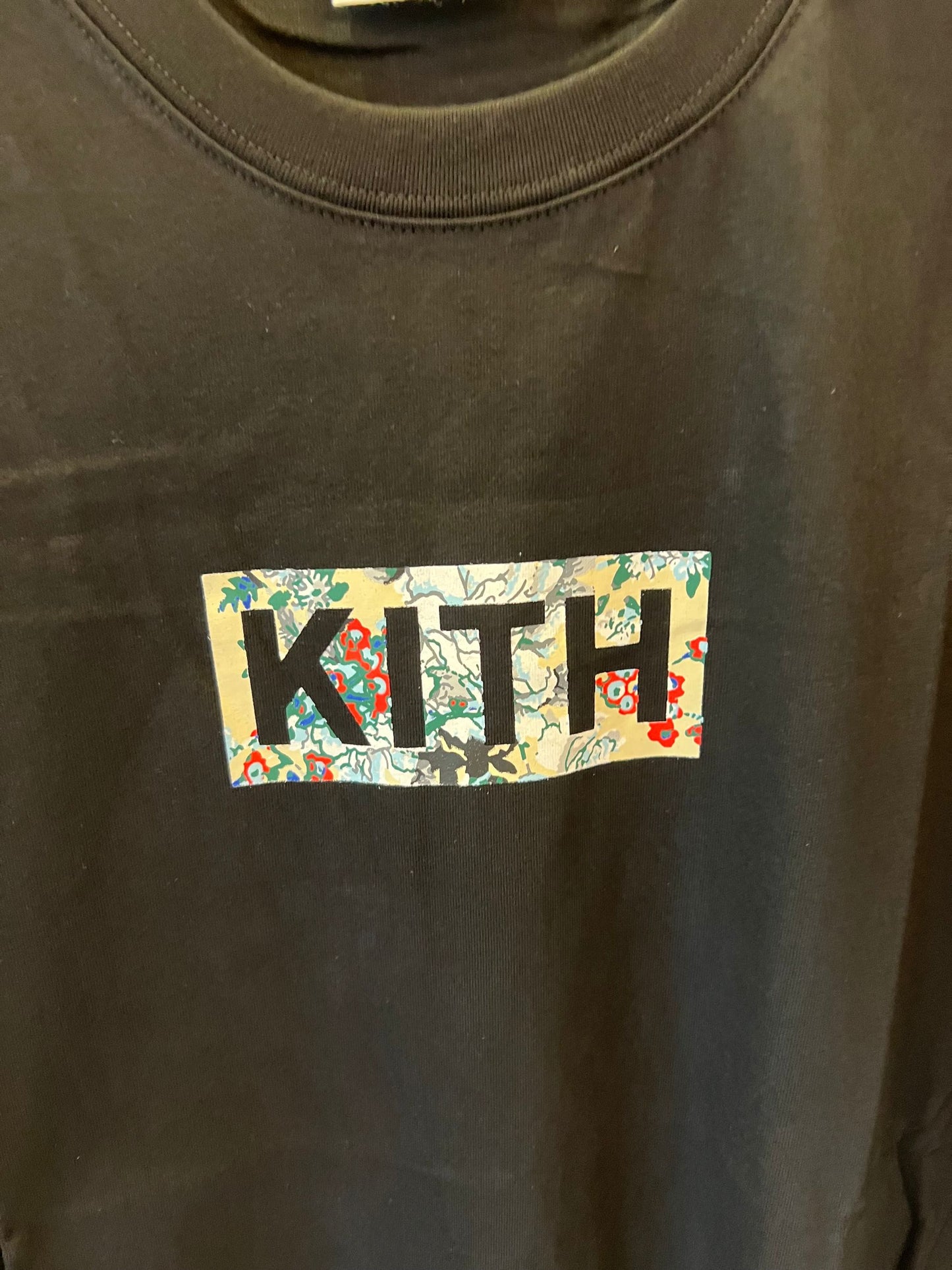 Camiseta negra con logotipo floral de Kith