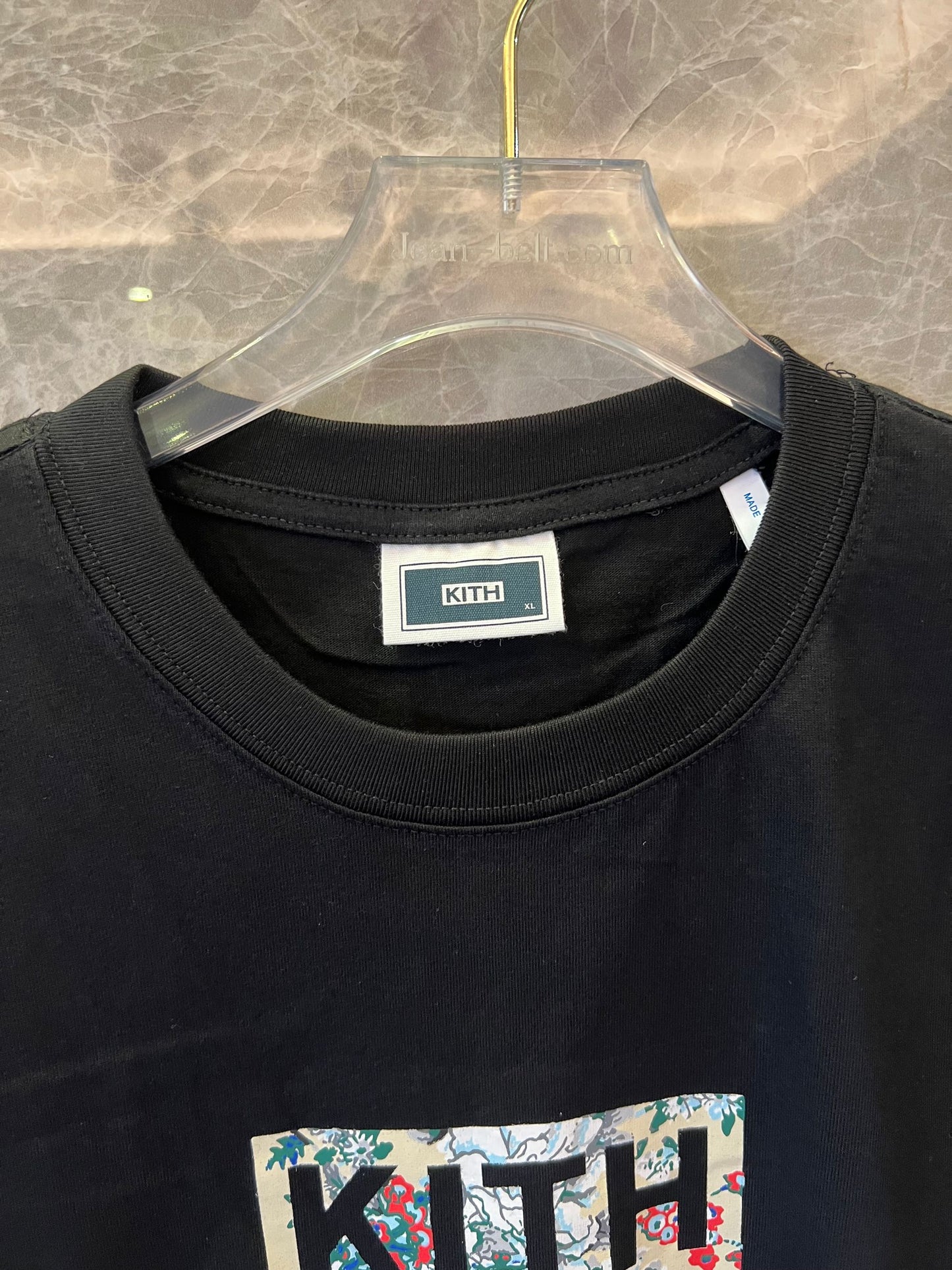 Camiseta negra con logotipo floral de Kith