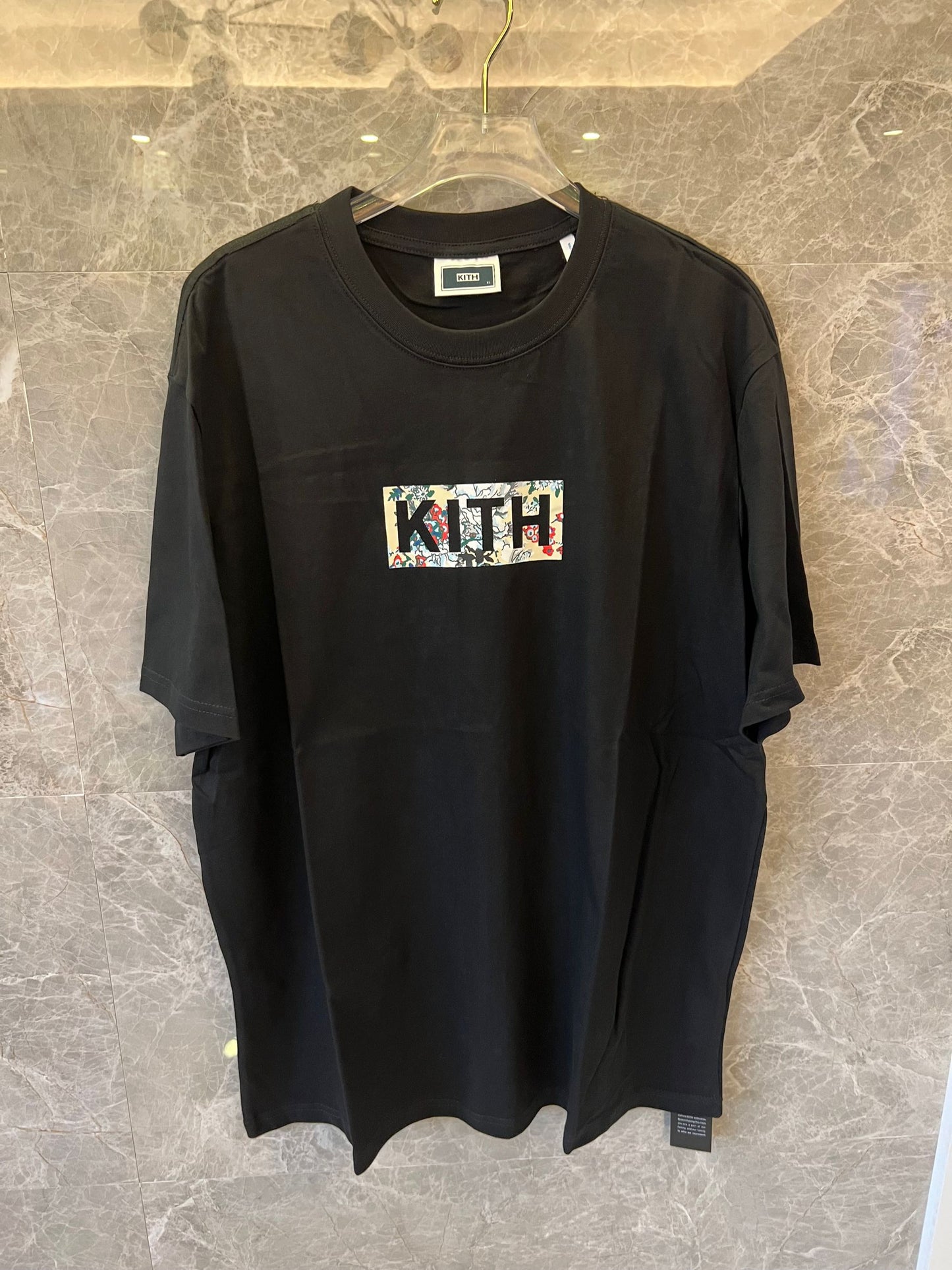 Camiseta negra con logotipo floral de Kith