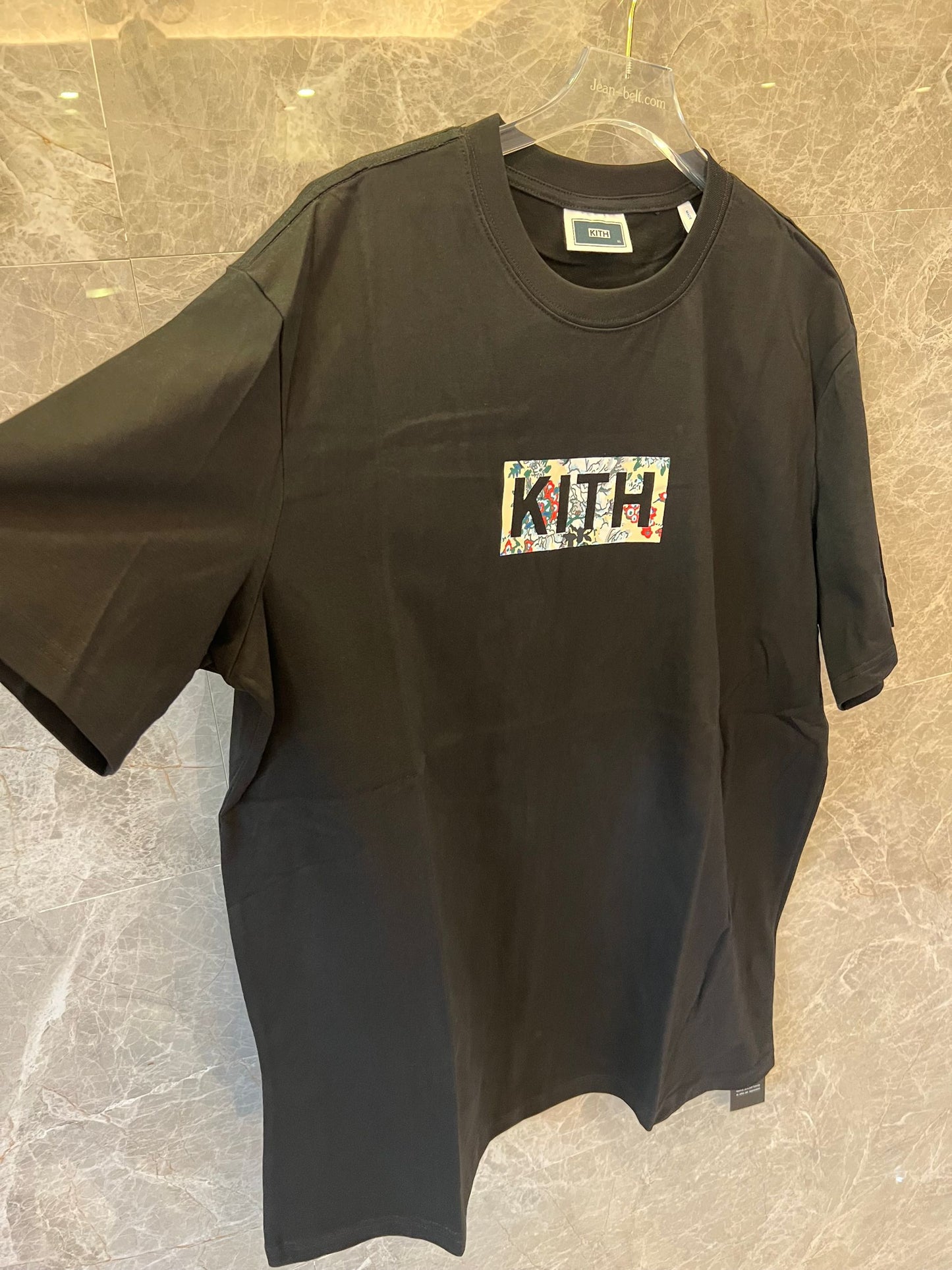 Camiseta negra con logotipo floral de Kith