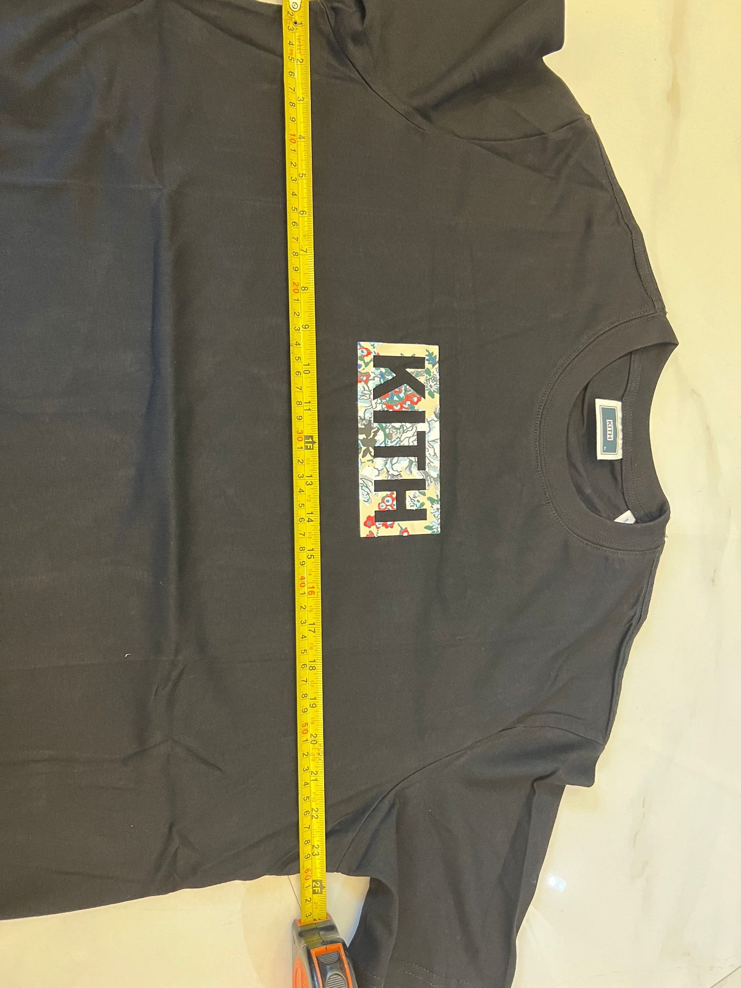 Camiseta negra con logotipo floral de Kith