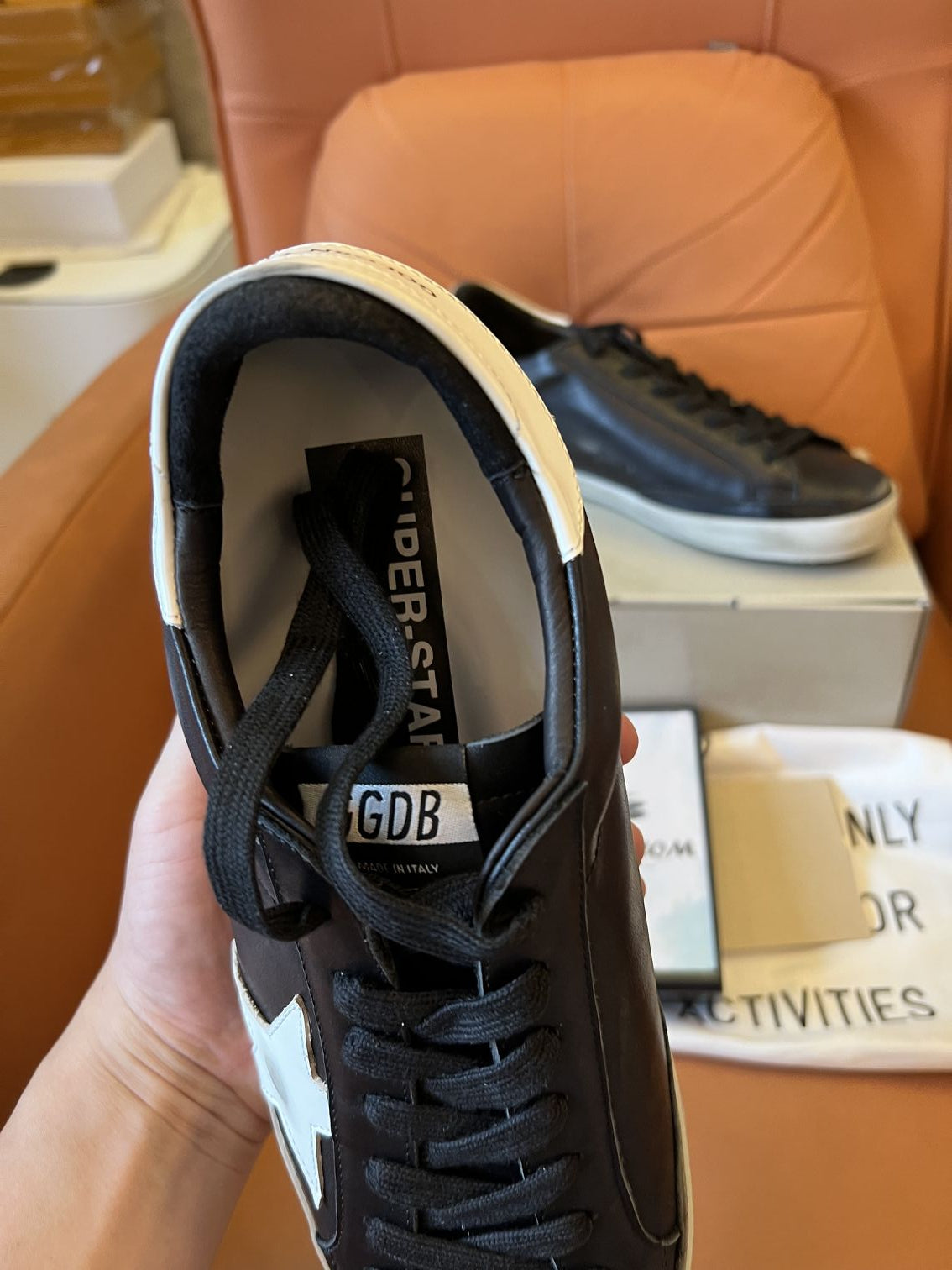 Tênis de couro com remendo do logotipo Golden Goose