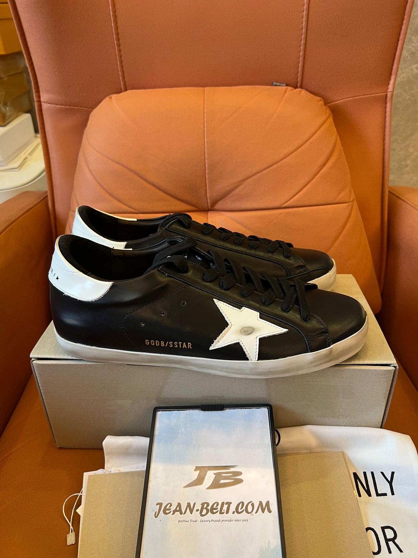 Tênis de couro com remendo do logotipo Golden Goose