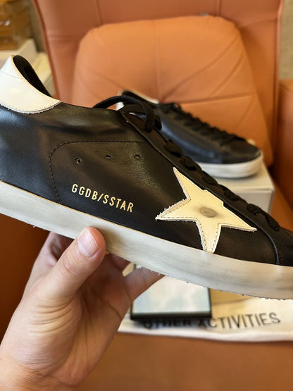 Tênis de couro com remendo do logotipo Golden Goose