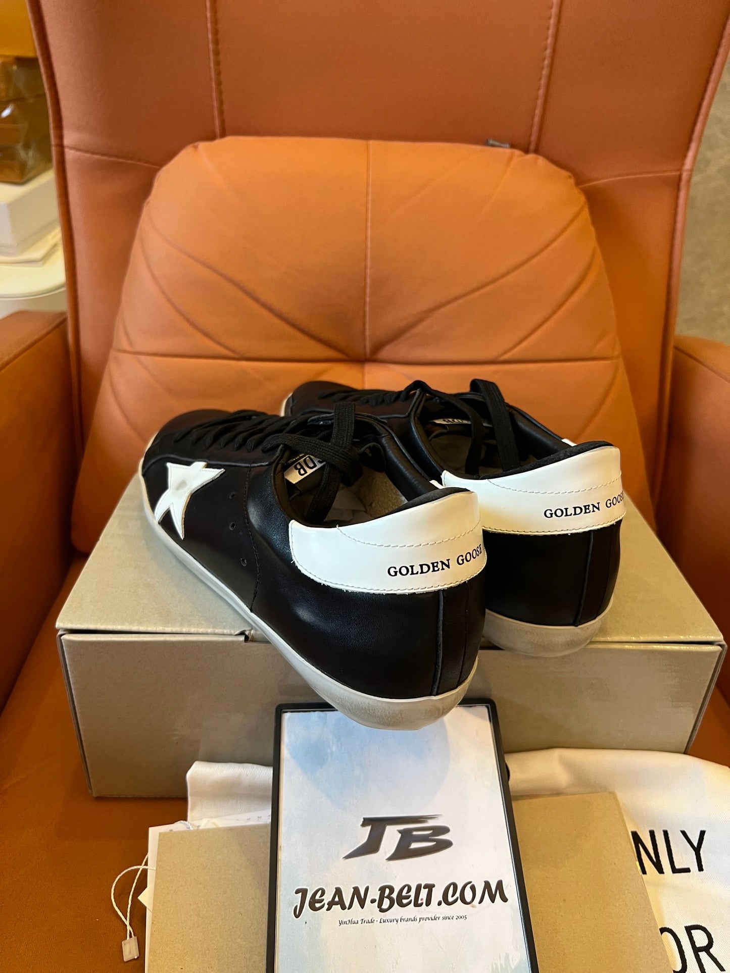 Tênis de couro com remendo do logotipo Golden Goose