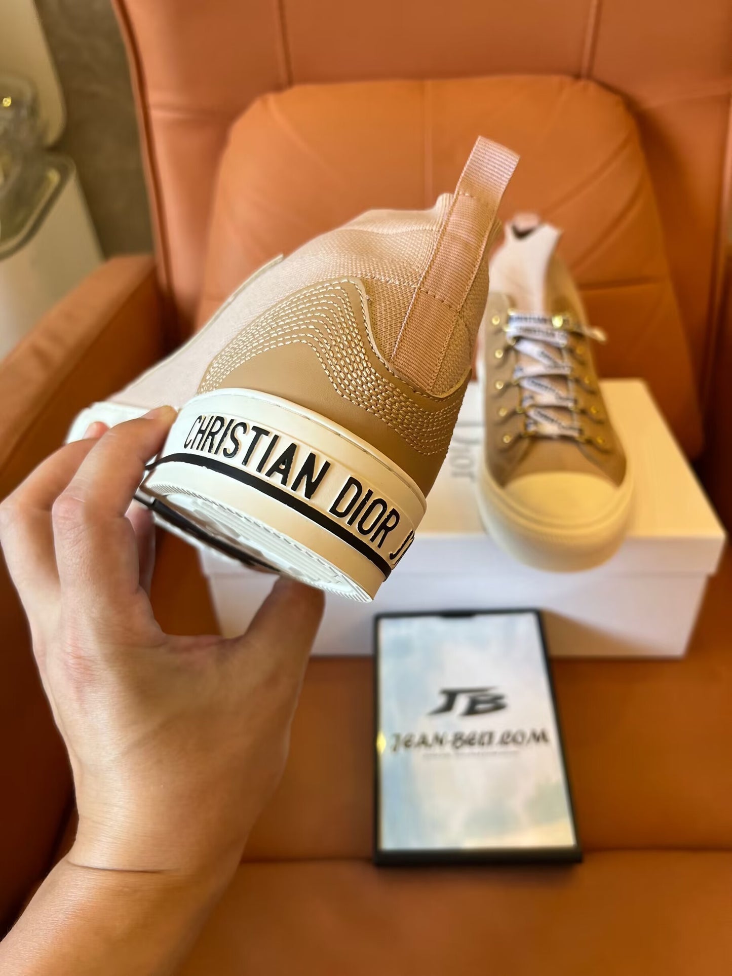 Tênis Christian Dior com cano alto e logotipo feminino