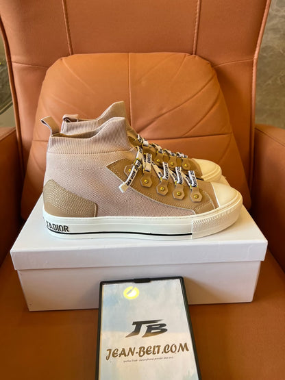 Tênis Christian Dior com cano alto e logotipo feminino