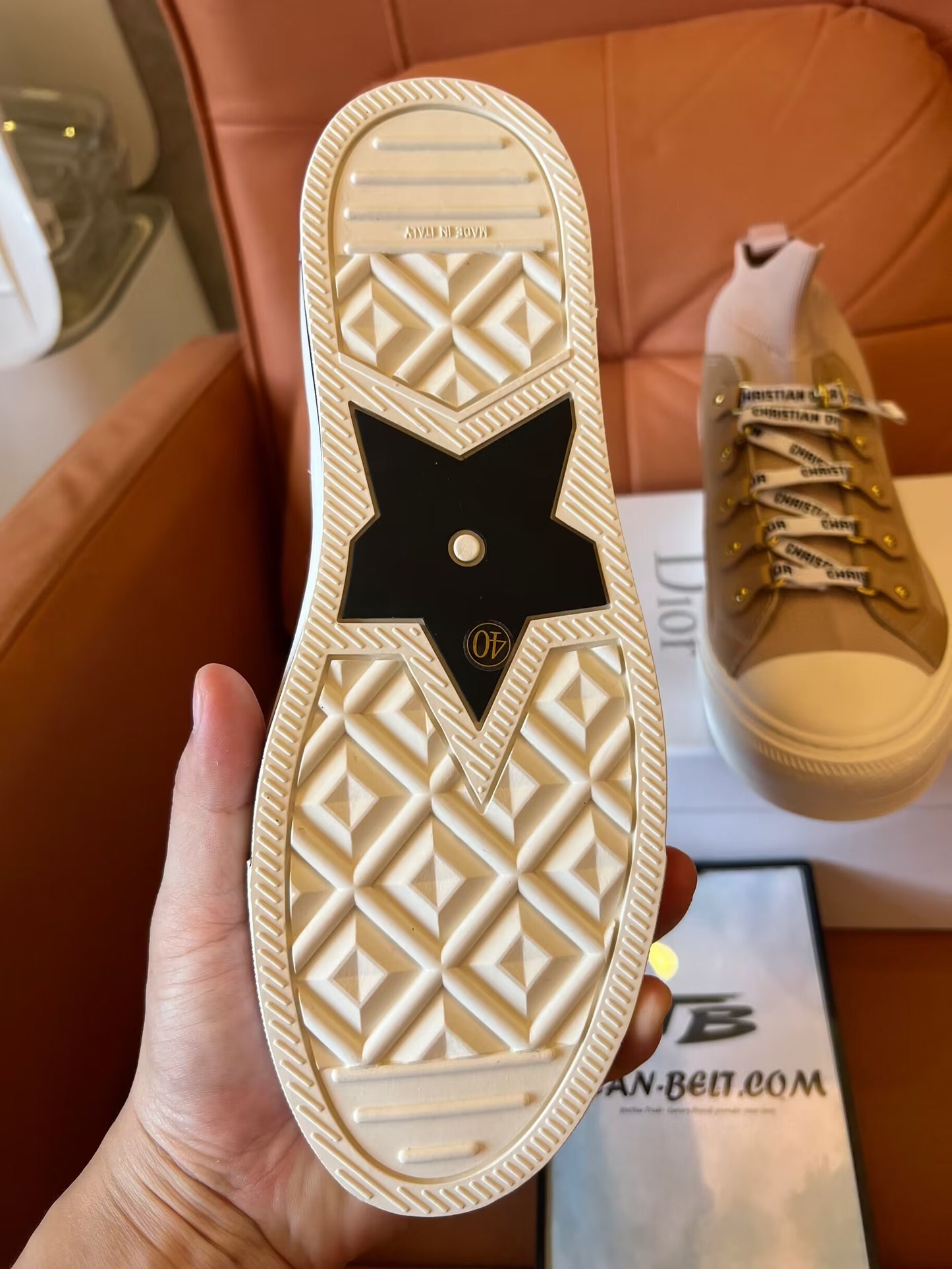 Tênis Christian Dior com cano alto e logotipo feminino