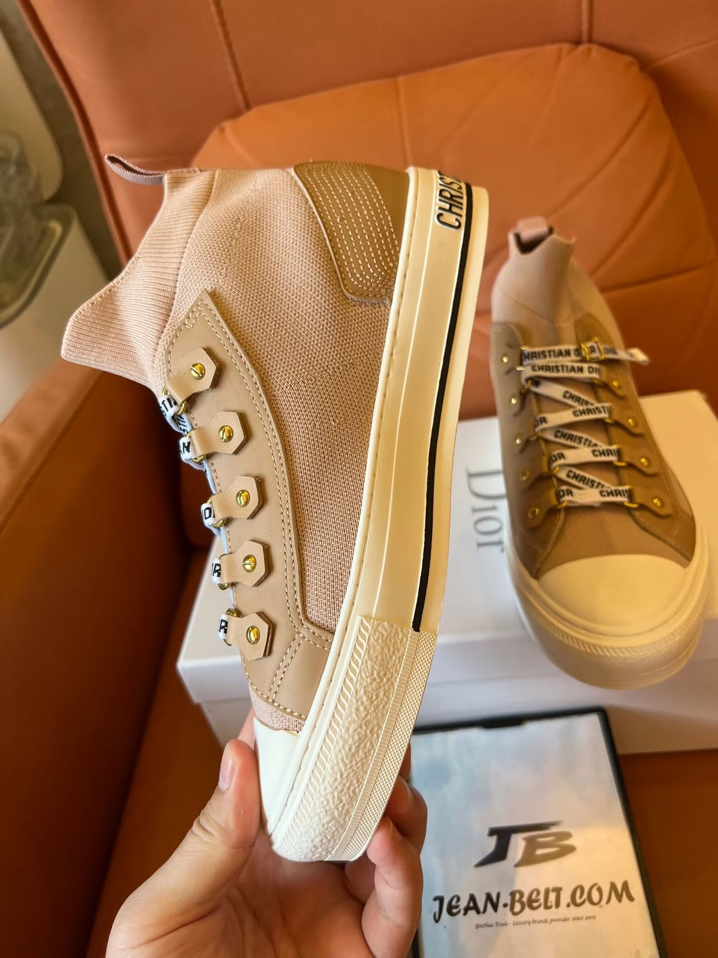 Tênis Christian Dior com cano alto e logotipo feminino