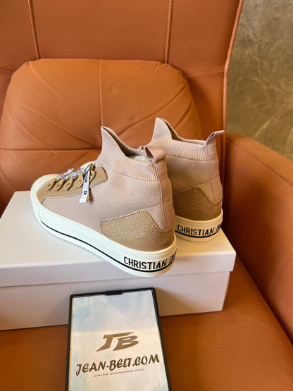 Tênis Christian Dior com cano alto e logotipo feminino