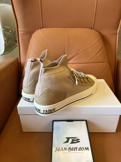 Tênis Christian Dior com cano alto e logotipo feminino