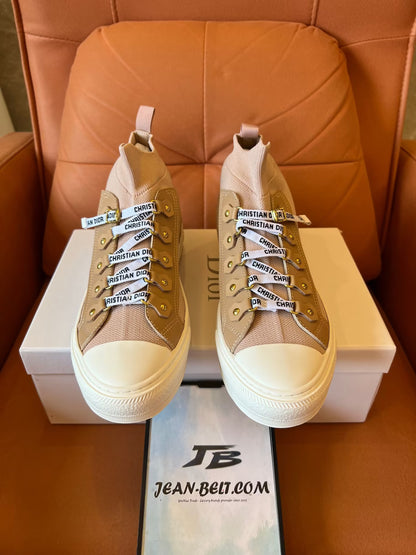 Tênis Christian Dior com cano alto e logotipo feminino
