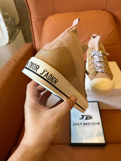 Tênis Christian Dior com cano alto e logotipo feminino