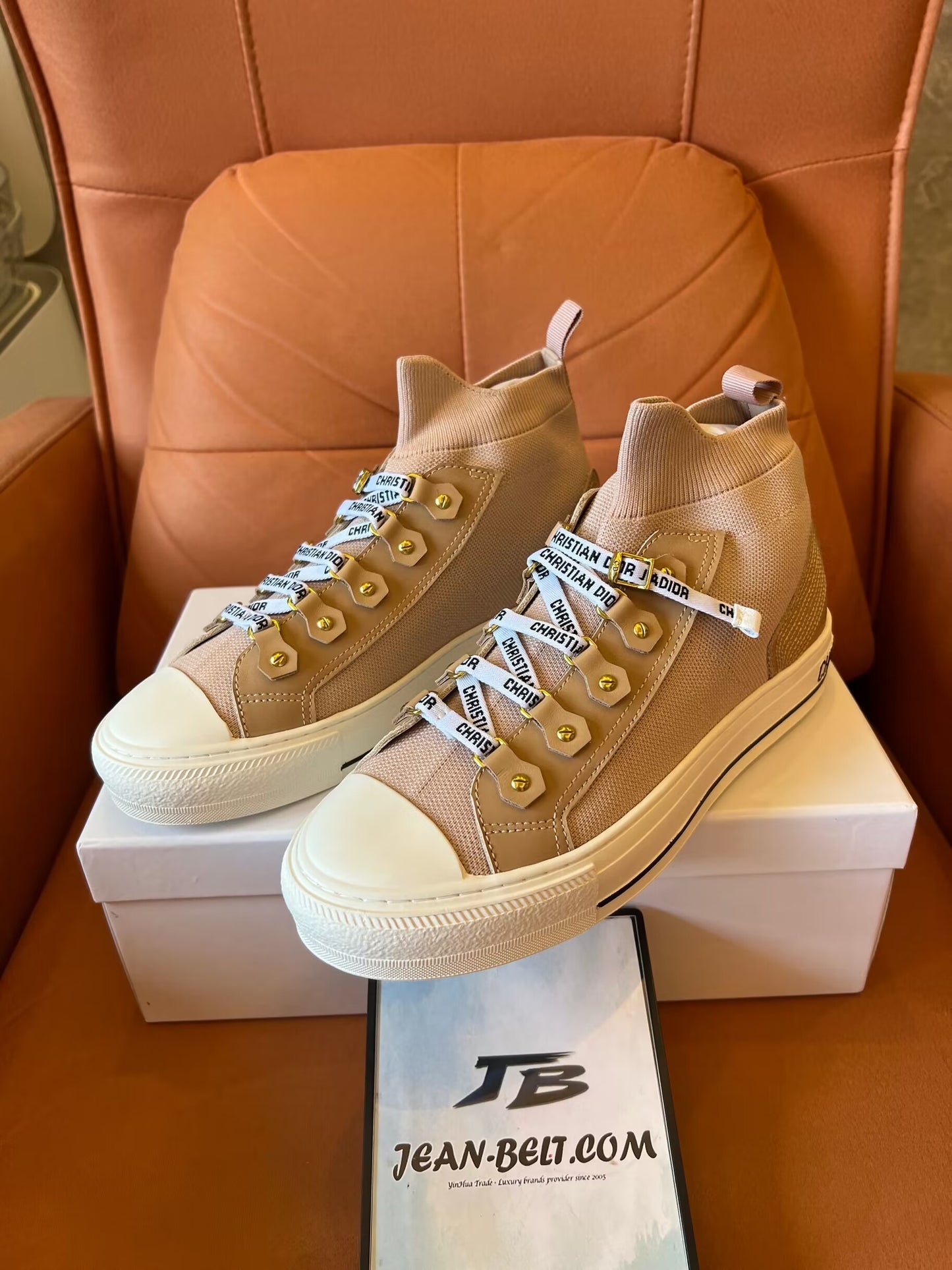 Tênis Christian Dior com cano alto e logotipo feminino