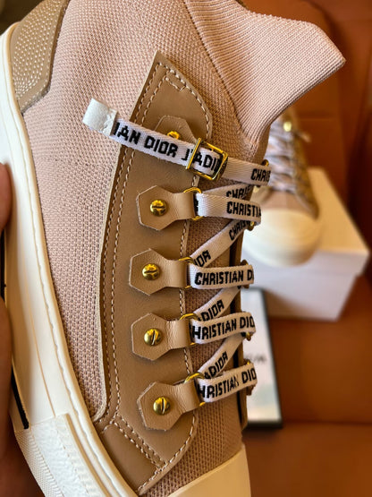 Tênis Christian Dior com cano alto e logotipo feminino