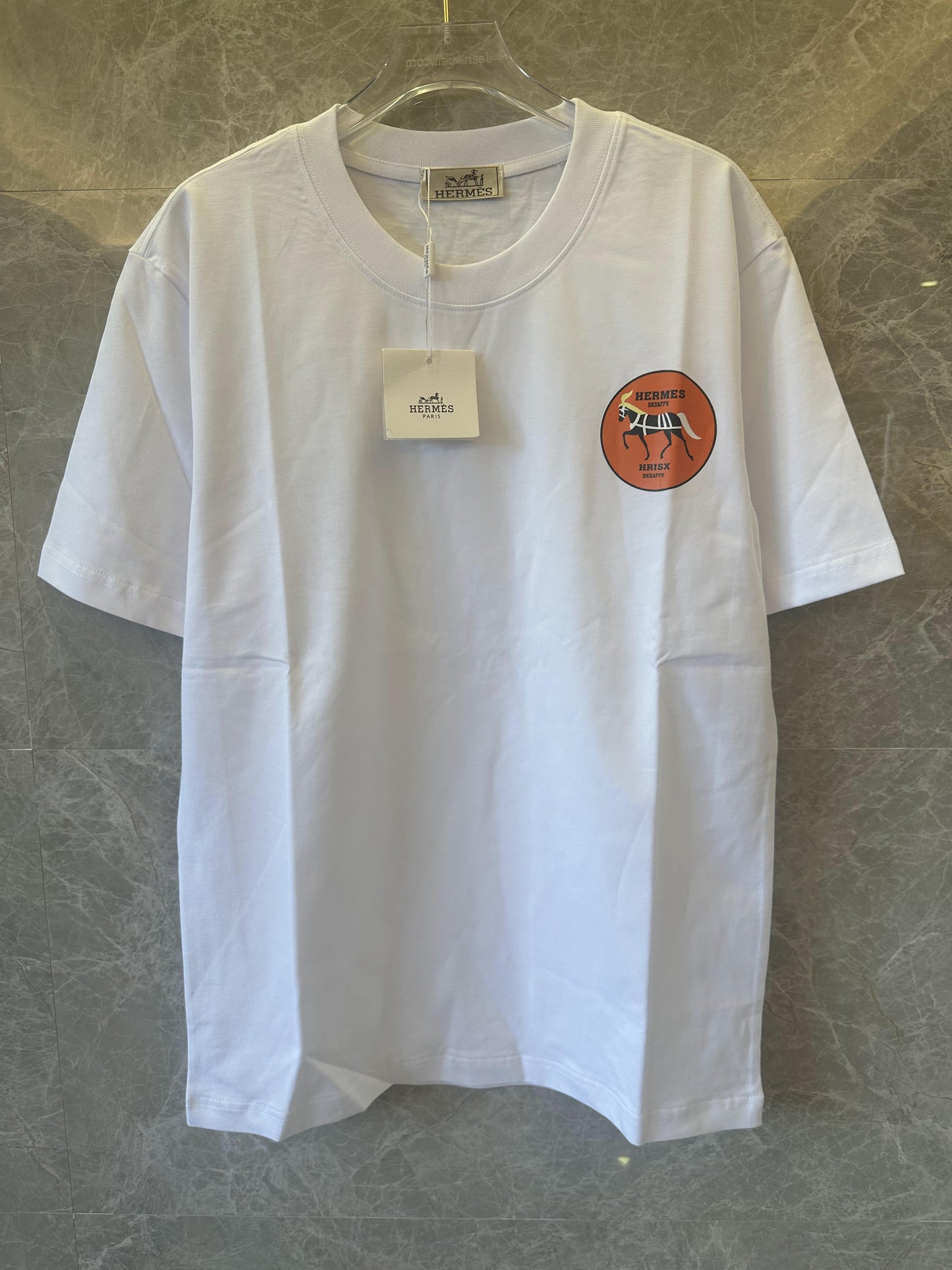 Camiseta blanca de Hermès con parche del icónico logotipo