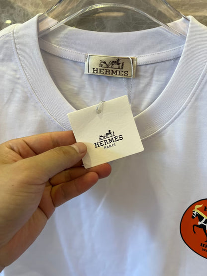 Camiseta blanca de Hermès con parche del icónico logotipo