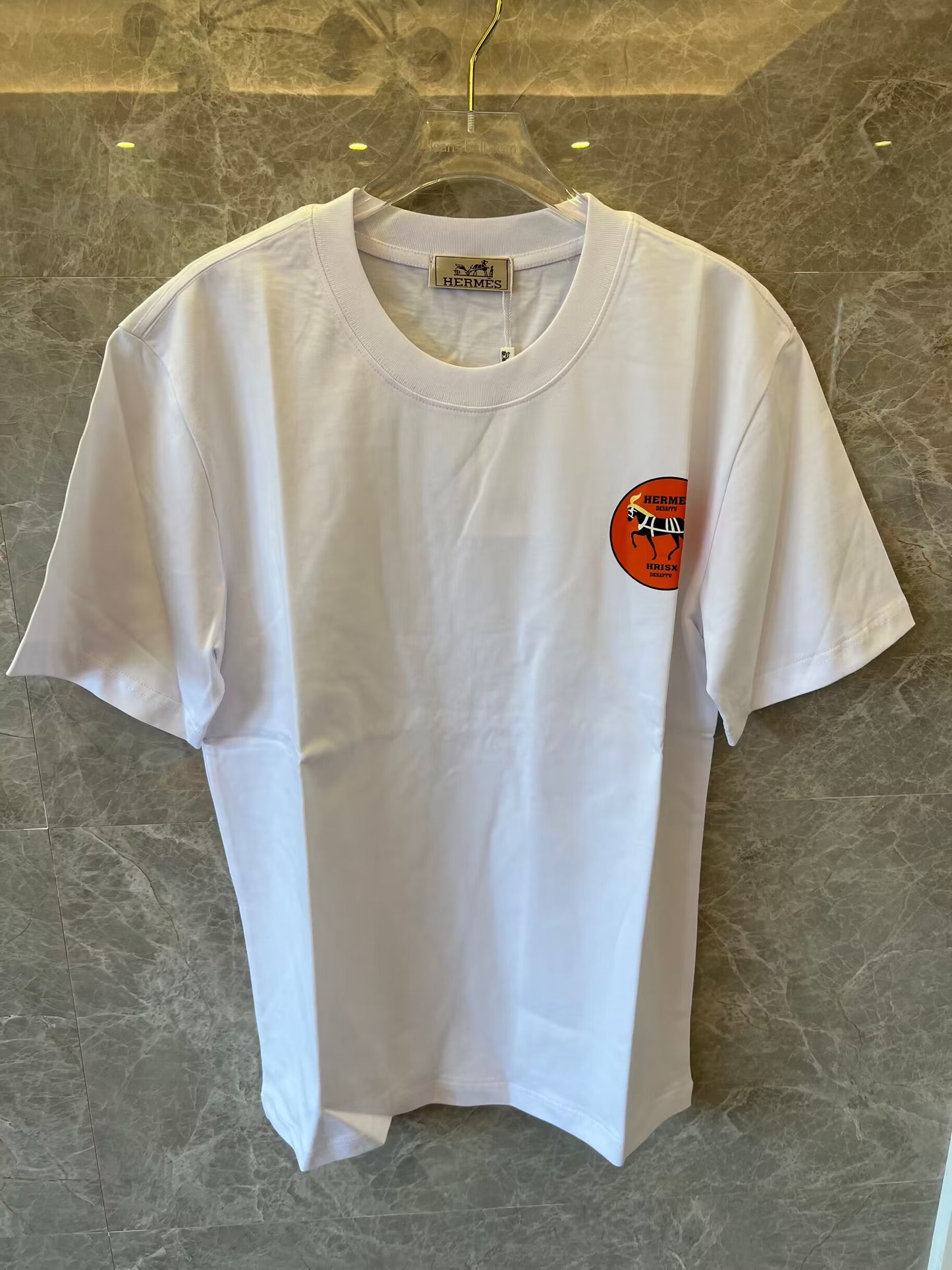 Camiseta blanca de Hermès con parche del icónico logotipo