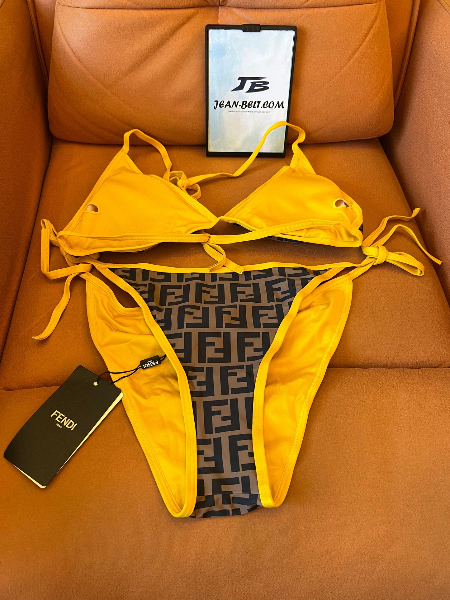 Conjunto de bikini amarillo con monograma de Fendi