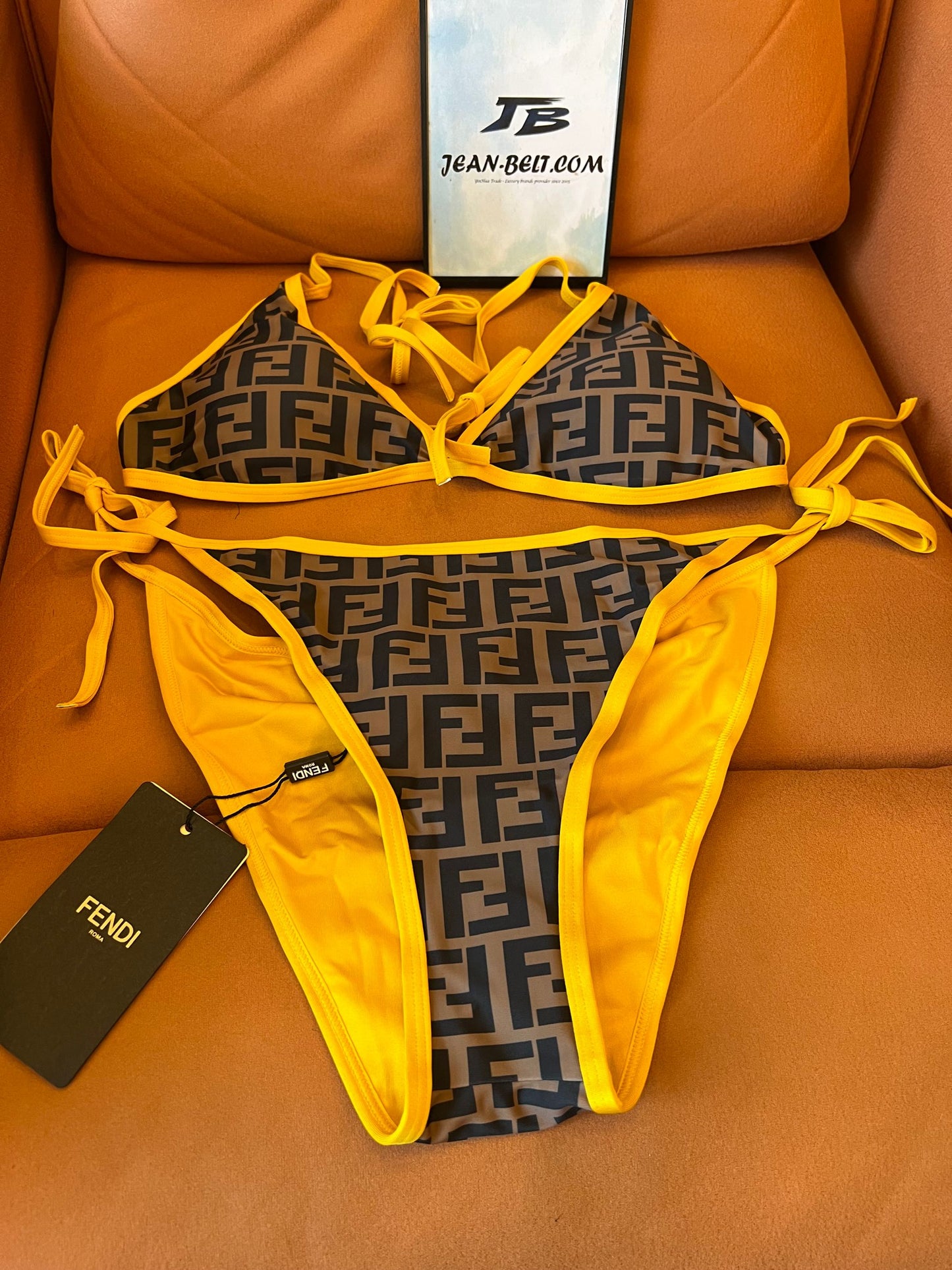 Conjunto de bikini amarillo con monograma de Fendi