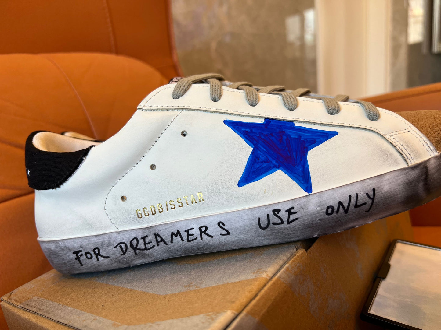 Tênis Golden Goose Superstar de couro baixo com estampa de estrela azul