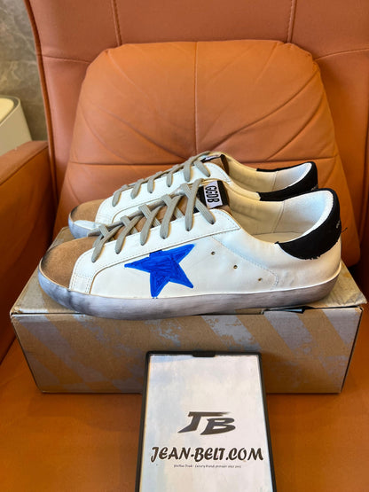 Tênis Golden Goose Superstar de couro baixo com estampa de estrela azul