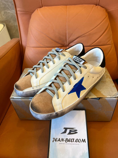 Tênis Golden Goose Superstar de couro baixo com estampa de estrela azul