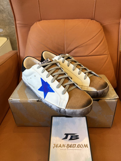Tênis Golden Goose Superstar de couro baixo com estampa de estrela azul