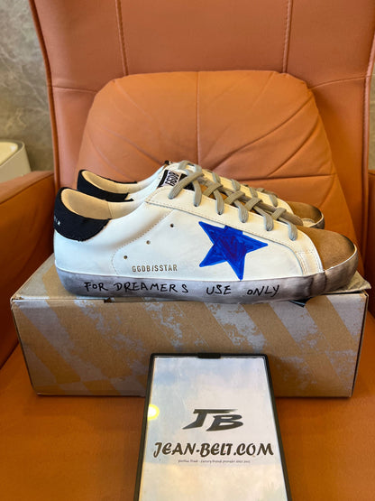 Tênis Golden Goose Superstar de couro baixo com estampa de estrela azul