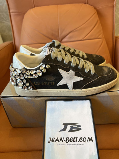Estrela Golden Goose Ball em couro preto com decoração de cristal
