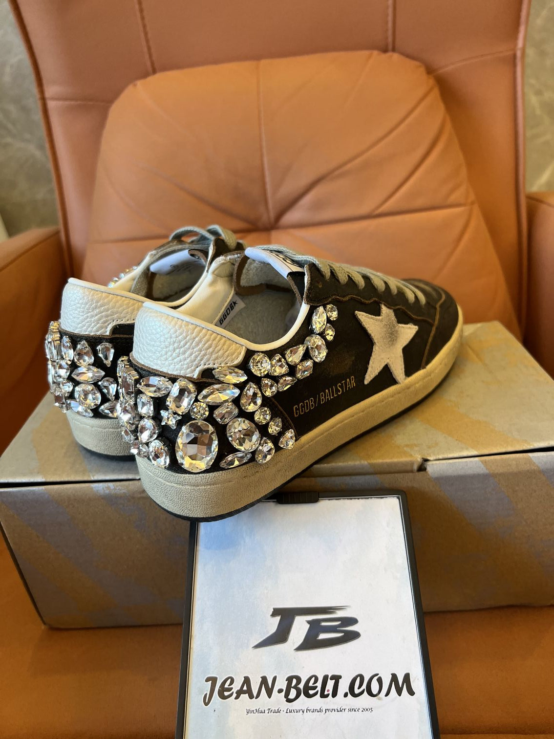 Estrela Golden Goose Ball em couro preto com decoração de cristal