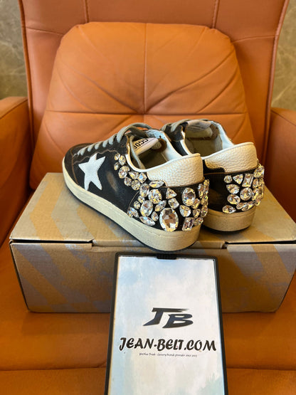 Estrela Golden Goose Ball em couro preto com decoração de cristal