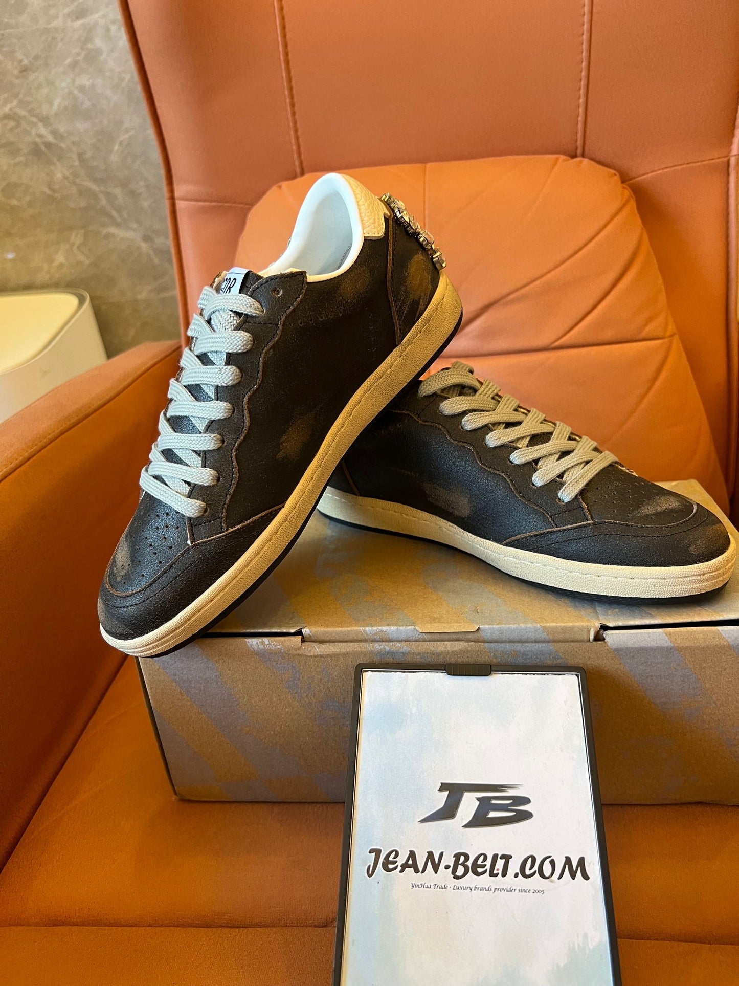 Estrela Golden Goose Ball em couro preto com decoração de cristal