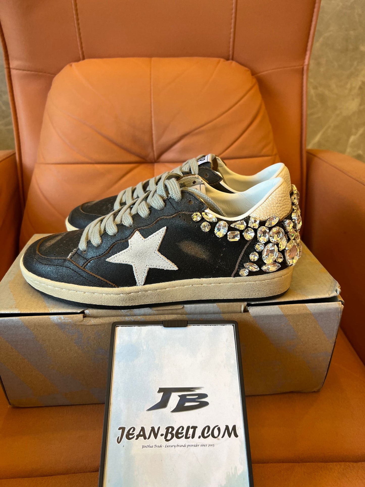 Estrela Golden Goose Ball em couro preto com decoração de cristal