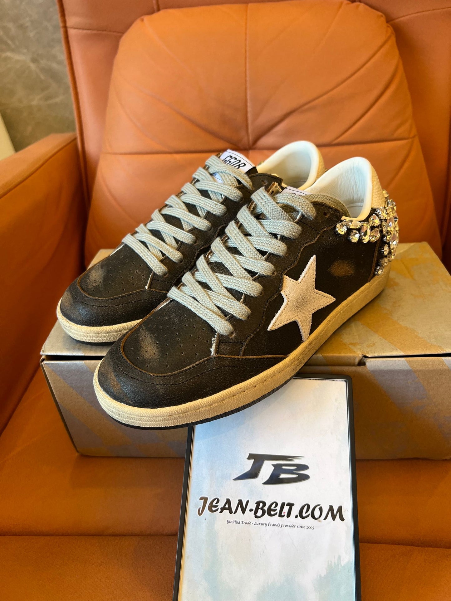 Estrela Golden Goose Ball em couro preto com decoração de cristal
