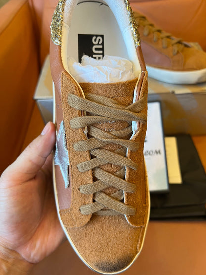 Zapatillas bajas Golden Goose Superstar de piel mixta en color topo
