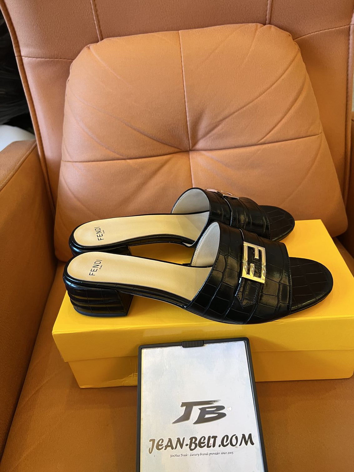 Pantufas de couro Fendi, salto baixo, mules de verão