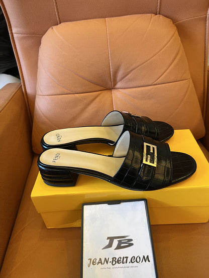 Pantufas de couro Fendi, salto baixo, mules de verão