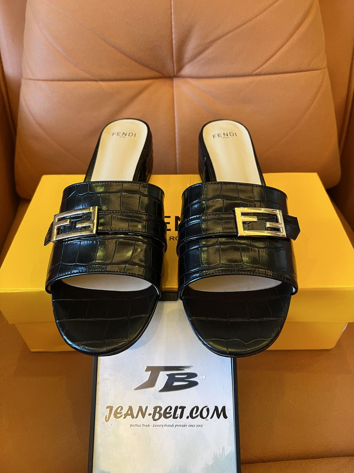 Pantufas de couro Fendi, salto baixo, mules de verão