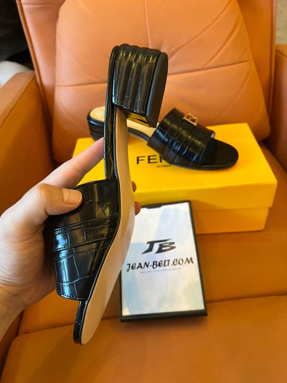 Pantufas de couro Fendi, salto baixo, mules de verão