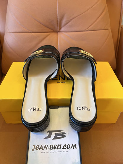 Pantufas de couro Fendi, salto baixo, mules de verão
