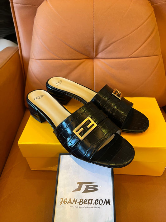 Zapatillas de piel Fendi de verano con tacón bajo y mules