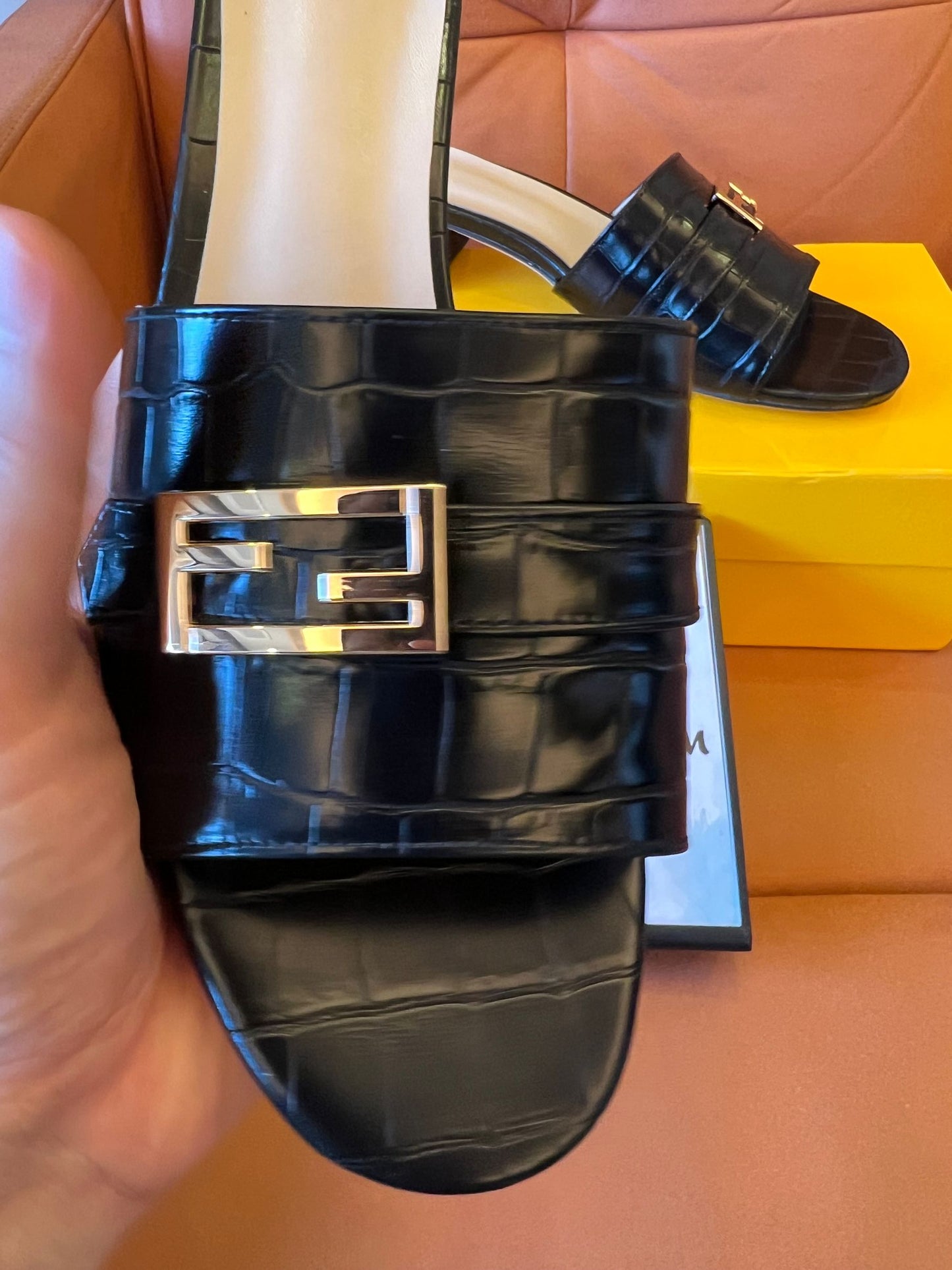 Pantufas de couro Fendi, salto baixo, mules de verão