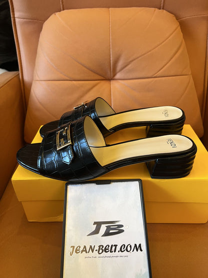 Pantufas de couro Fendi, salto baixo, mules de verão