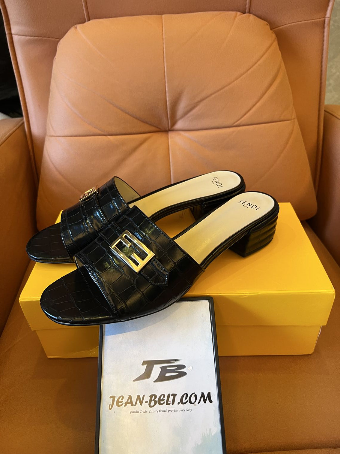 Pantufas de couro Fendi, salto baixo, mules de verão