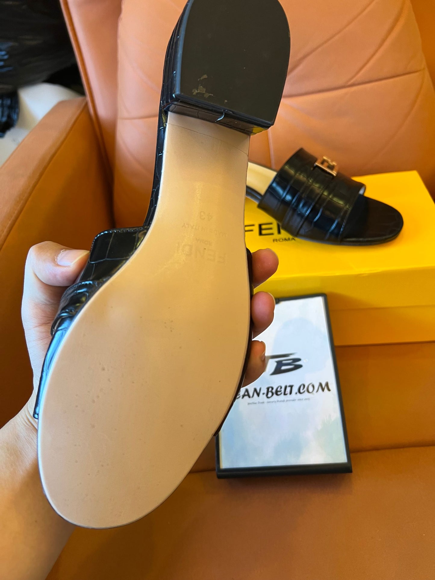 Pantufas de couro Fendi, salto baixo, mules de verão