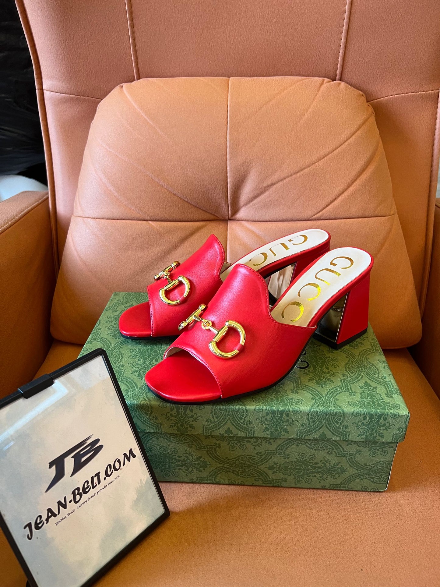 Sandalias tipo chanclas Horsebit de piel burdeos de Gucci