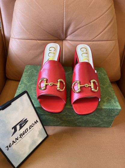 Sandalias tipo chanclas Horsebit de piel burdeos de Gucci
