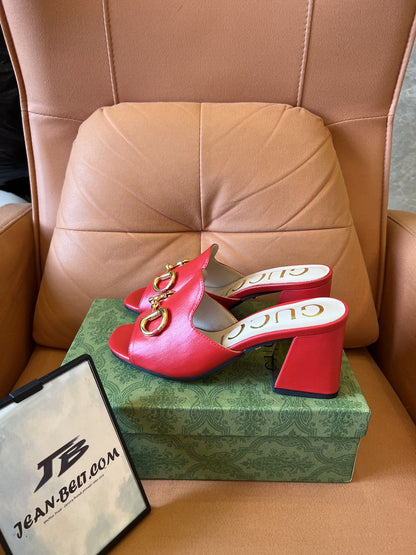 Sandalias tipo chanclas Horsebit de piel burdeos de Gucci